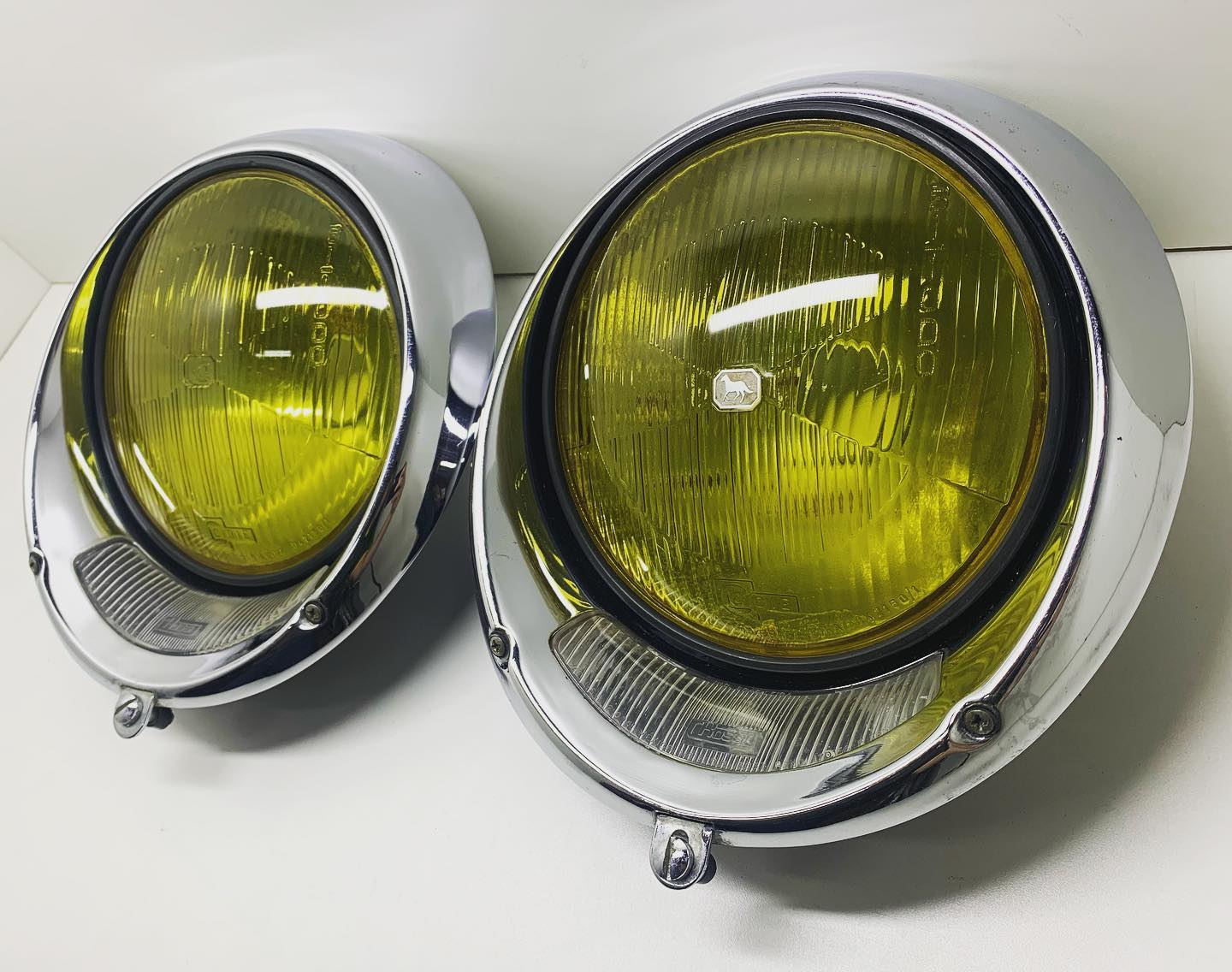 Pair of Fort Luz brand headlights with rim and turn signal