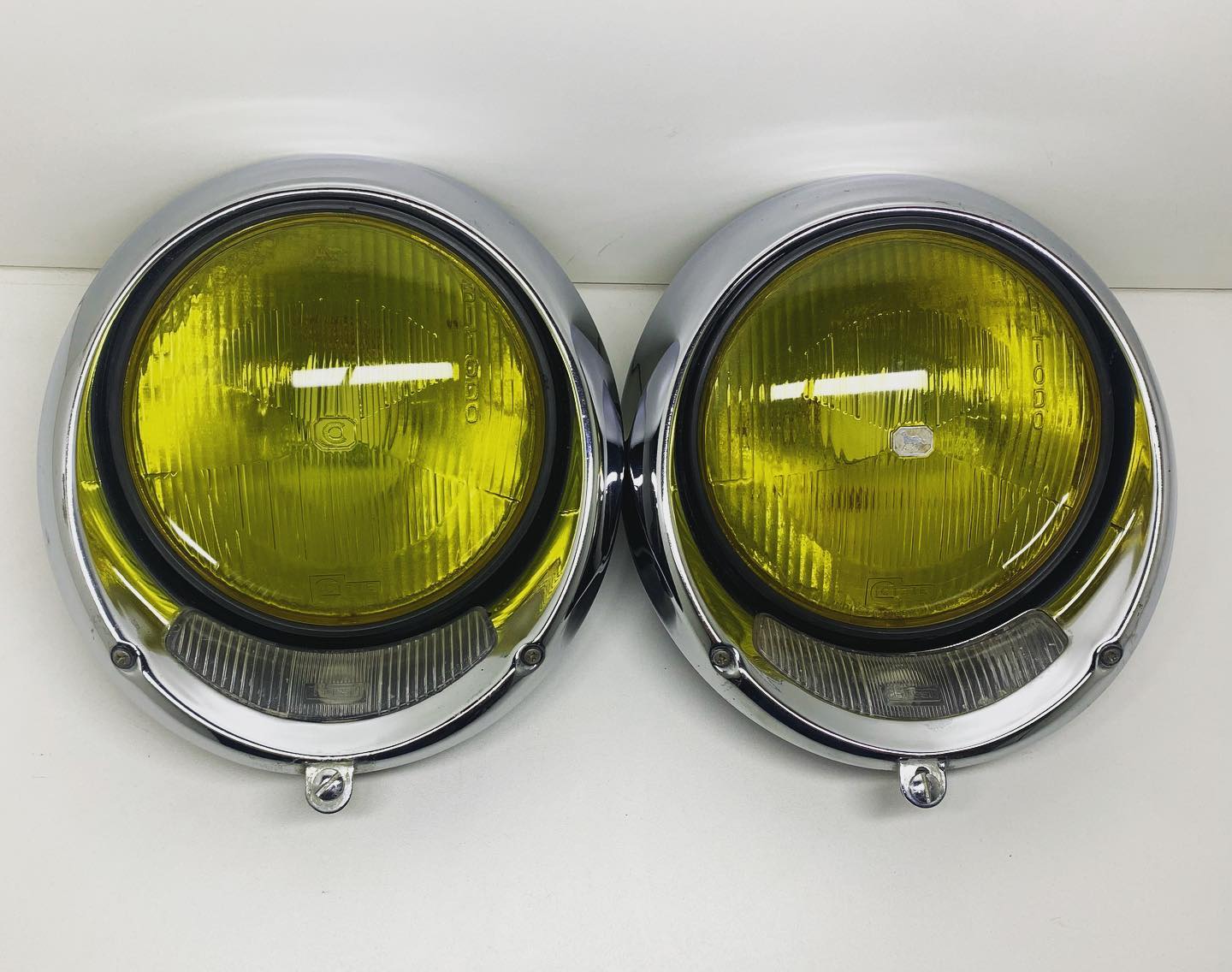 Pair of Fort Luz brand headlights with rim and turn signal