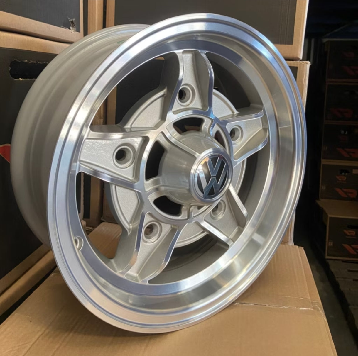 Set of 15-inch Castelinho wheels for VW Beetle, 6 inches wide, 5x205 bolt pattern, classic wheels.