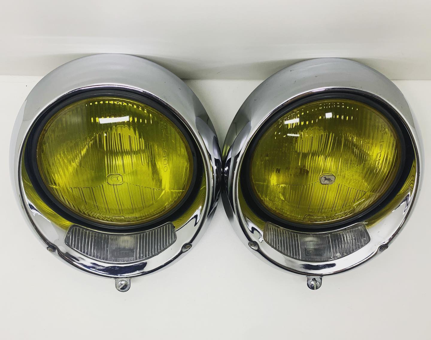 Pair of Fort Luz brand headlights with rim and turn signal