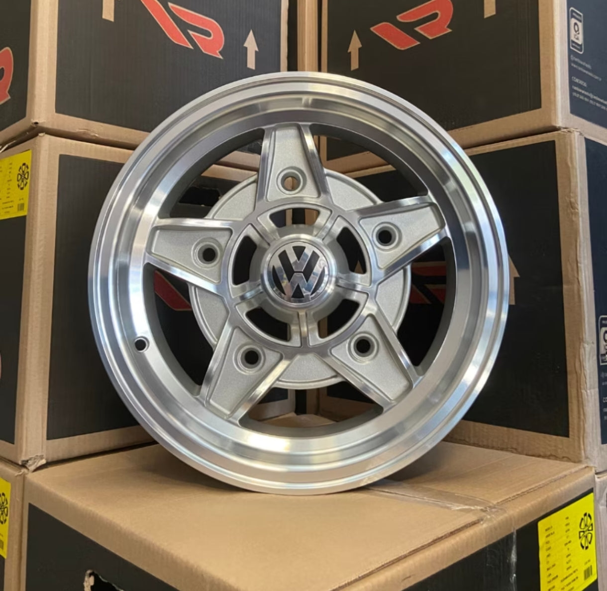 Set of 15-inch Castelinho wheels for VW Beetle, 6 inches wide, 5x205 bolt pattern, classic wheels.