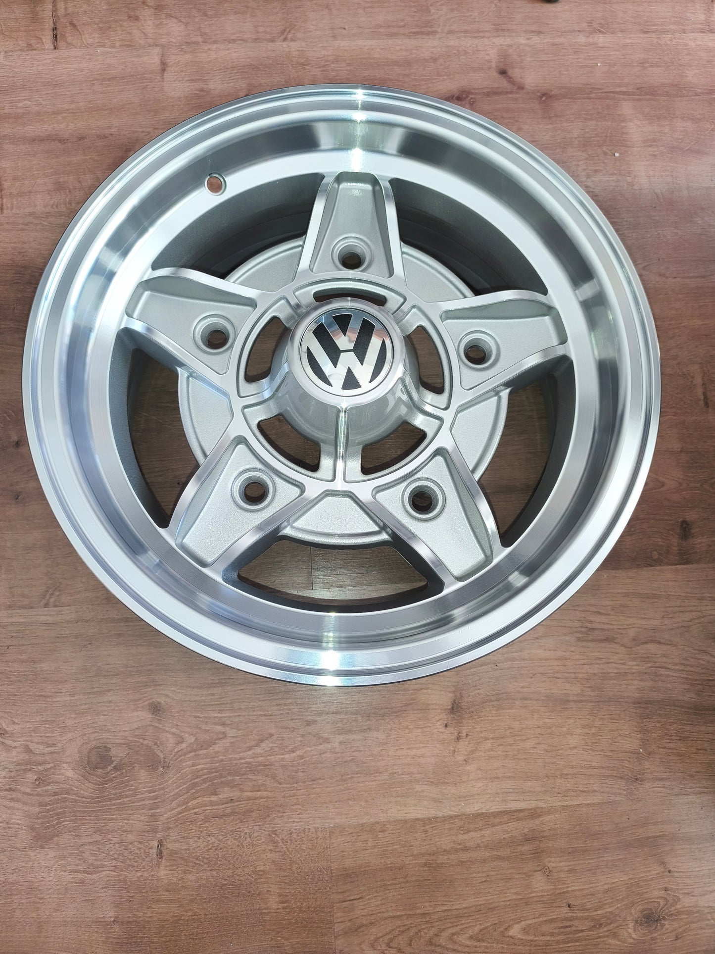 Set of 15-inch Castelinho wheels for VW Beetle, 6 inches wide, 5x205 bolt pattern, classic wheels.