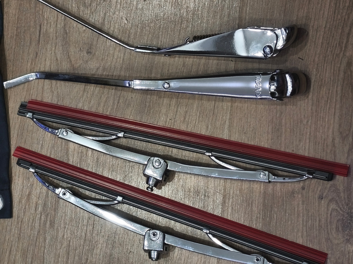 Vw Bug Wiper Arms & Wiper Blades, Left & Right Side Type 1 Vw Bug 65-67. Classic Volkswagen Bug Silver Wiper Arms & Blades 1965-67. Fits Left Or Right Side.