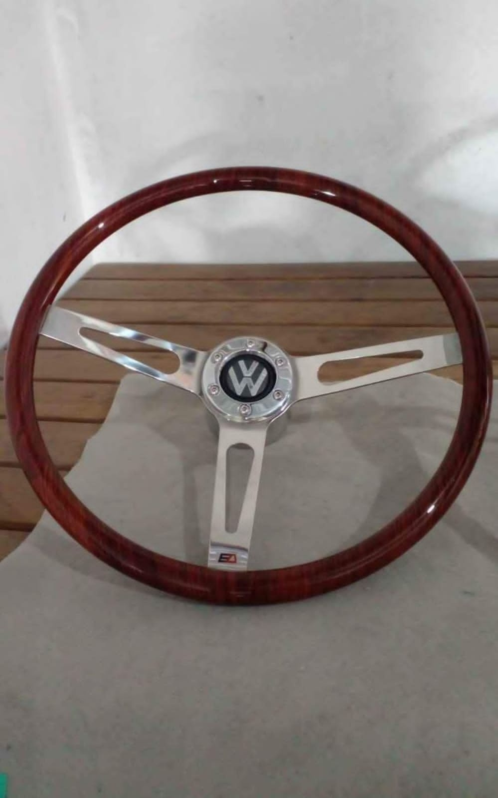 Valor metal com Madeira e logo VW